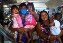 La familia Mata, de indígenas warao de Venezuela, en el albergue Pintolandia en Boa Vista, norte de Brasil. Dialisa, madre de tres niños, enfermó de covid-19 y se recuperó recientemente. © Allana Ferreira/Acnur