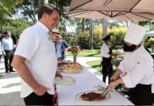 El presidente brasileño Jair Bolsonaro, sin mascarilla, durante su asistencia a la conmemoración de la independencia de Estados Unidos, en la embajada de ese país en Brasilia, el 4 de julio. Un juez le ordenó el 23 de junio que usase mascarilla en los espacios públicos, aunque el ahora enfermo de covid-19 sigue evitándola en cuanto puede. © Isac Nóbrega / PR