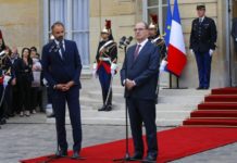 Edouard Philippe toma la palabra en la ceremonia de ceder la presidencia a Jean Castex