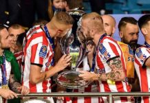 Los jugadores del Cracovia junto al trofeo de Copa