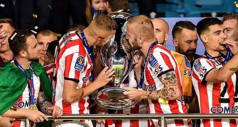 Jugadores-del-Cracovia-con-el-trofeo-de-Copa- KS Cracovia, título histórico de Copa y derbi de la ‘Guerra Santa’