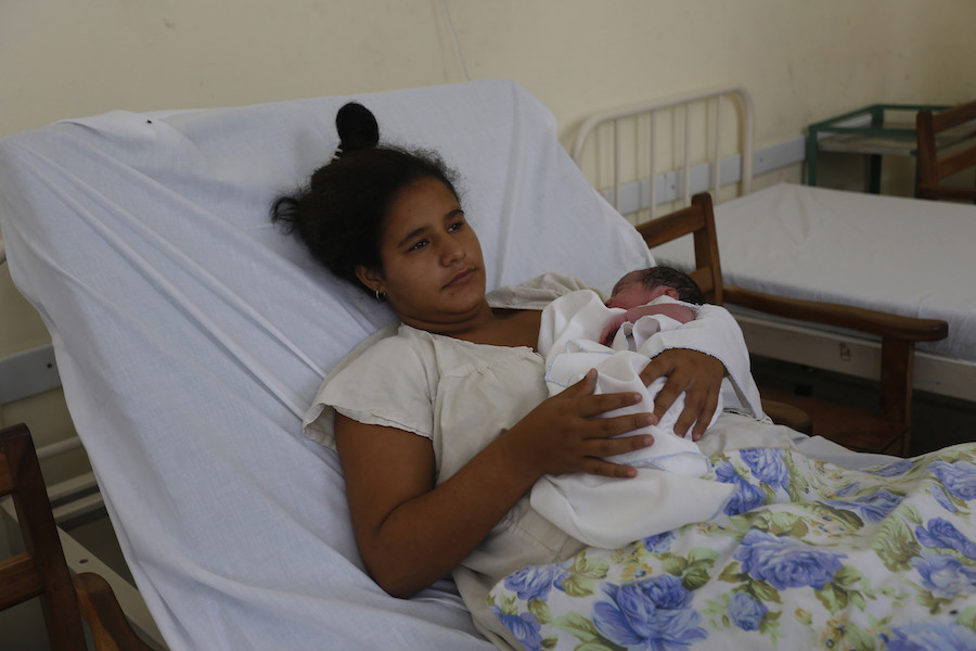 Madre-adolescente-Camagüey-©-Jorge-Luis-Baños-IPS Matrimonio infantil en América Latina afecta a una de cada cuatro menores