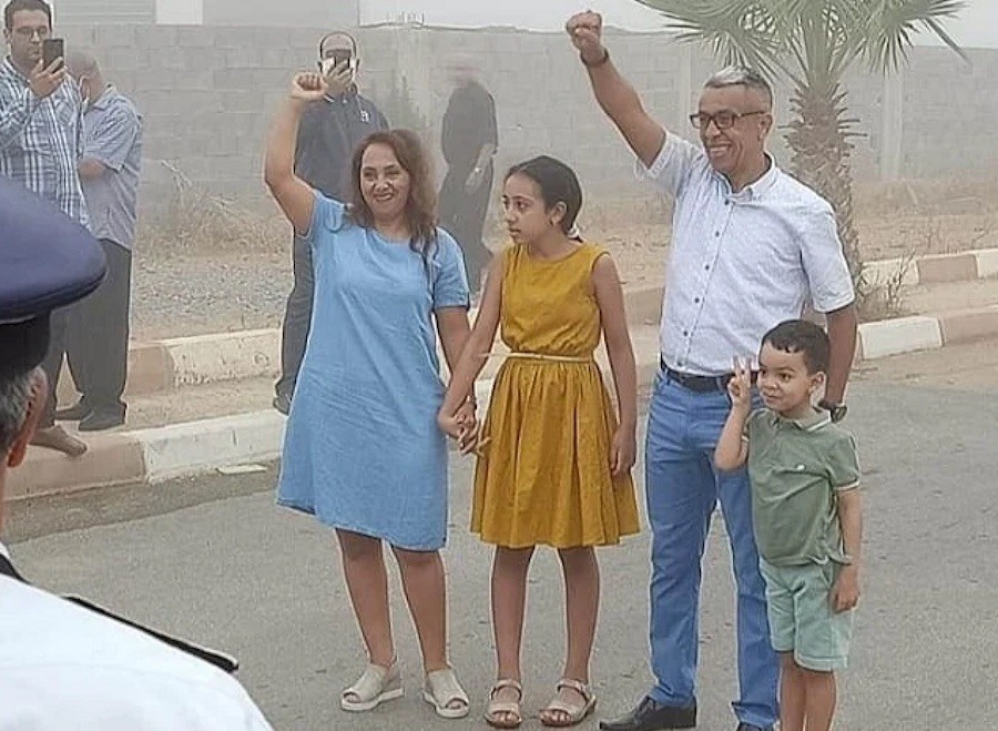 Mahdaoui-y-familia-al-salir-de-prisión Periodista marroquí Hamid el Mahdaoui recobra la libertad tras tres años de prisión