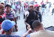 PMA/Alexis Masciarelli: Los haitianos esperan para recibir ayuda del Programa Mundial de Alimentos