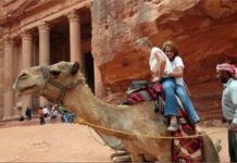 OMT: turistas se disponen a dar un paseo en camello en Petra, en Jordania