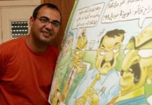 Emad Hajjaj, junto a una de sus caricaturas de su conocido personaje Abu Mahjoob