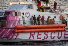 Louise Michel con migrantes rescatados a bordo