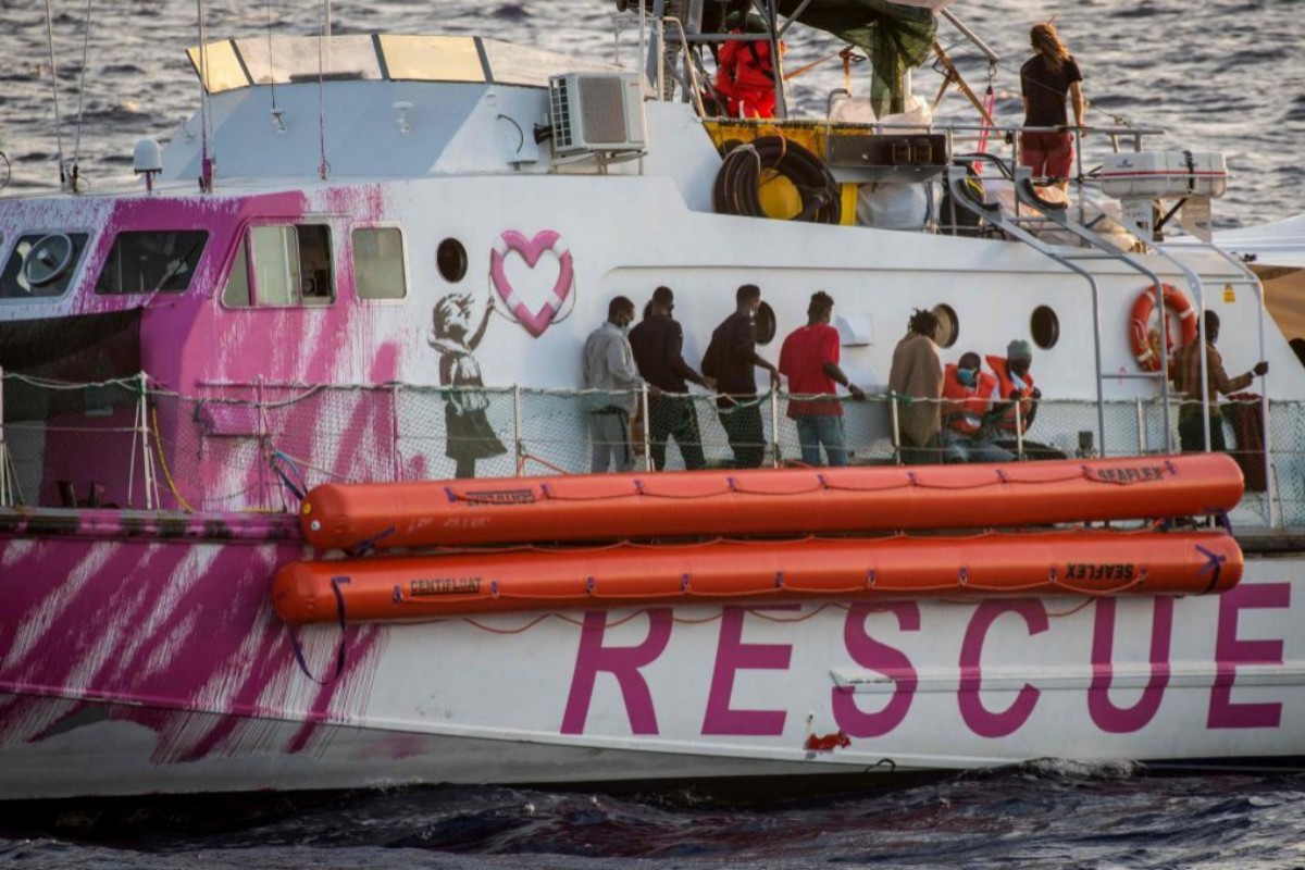 Louise-Michel-migrantes-a-bordo Guardacostas italianos primeros en responder al SOS del «Louise Michel»