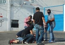 Policías reprimen a un manifestante durante una protesta en la ciudad de Guadalajara. © Félix Márquez/Pie de Página