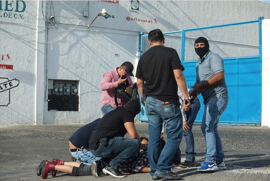 Policias-y-manifestantes-©-Félix-Márquez-Pie-de-Página- Policías implicados en el acoso a activistas de derechos humanos en México