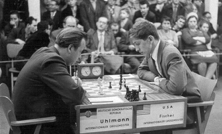 Uhlmann-ante-Bobby-Fischer El mayor ajedrecista de la Alemania Oriental, Wolfgang Uhlmann, fallece a los 85 años