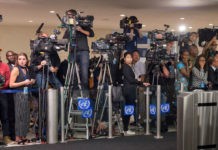 ONU/Rick Bajornas: Periodistas en el punto de directo a la llegada de las delegaciones para el debate de la Asamblea General en septiembre de 2017
