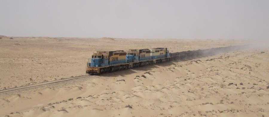 Tren-del-Sáhara-locomotoras El fotógrafo Adrian Guerin premiado por una imagen del «tren del Sáhara»