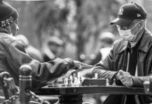 En Washington Square Park se sigue jugando al ajedrez en tiempos de pandemia.