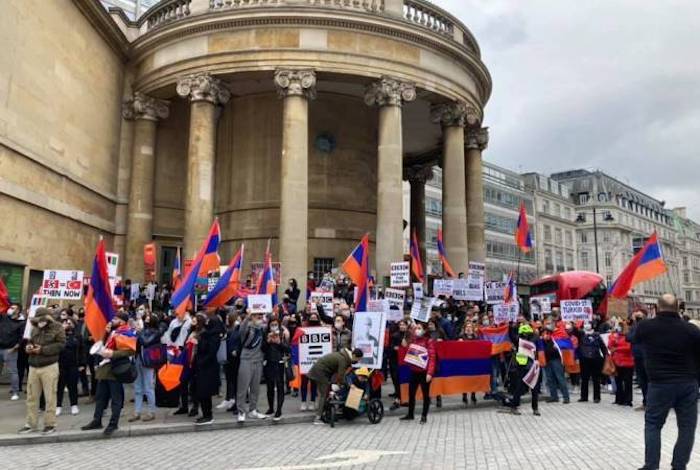 Manifestantes-armenios-protestanBBC Nagorno Karabaj: Protestas ante la BBC, presiones a France24 y tregua humanitaria