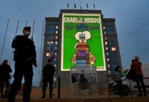Portada de Charlie Hebdo proyectada en un edificio de Montpellier en Francia.