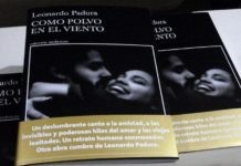 «Como polvo en el viento», la más reciente novela de Leonardo Padura, es «un deslumbrante canto a la amistad», además de una reflexión sobre el exilio y la permanencia, según asegura la editorial Tusquets en la faja de presentación de la primera edición de la obra.