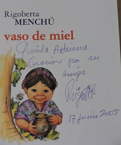 Rigoberta-Menchú-dedicatoria-Vaso-de-miel Rigoberta Menchú: una maya con mirada en el sol