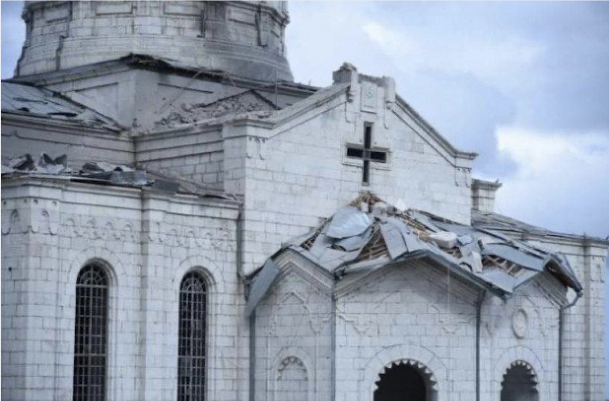 bombardeo-azerí-en-la-catedral-de-Sushi Dos periodistas rusos heridos en un ataque a la catedral de Sushi, en Nagorno Karabaj