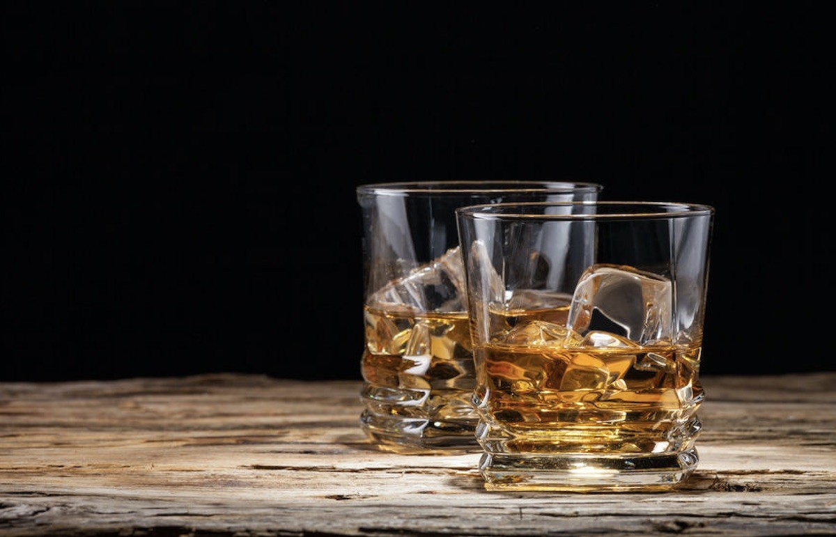 whisky-guisqui-con-hielo El coñac y el whisky son bebidas de otoño