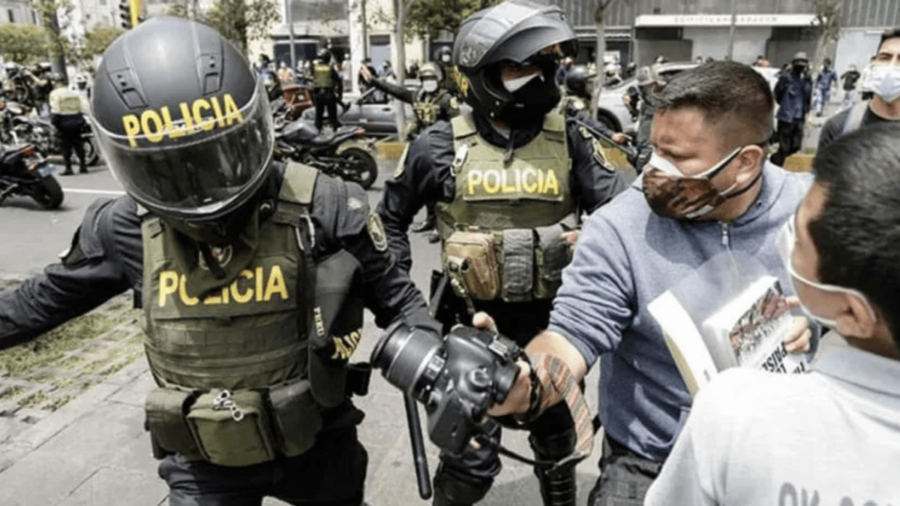 Agresiones-a-periodistas-por-la-policía-Perú-e1605381826201 Periodismo en Perú: agredidos fotoperiodistas y reporteros en la cobertura de las protestas