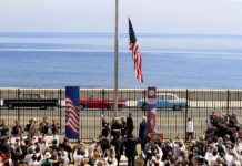 Ceremonia de inauguración de la embajada de Estados Unidos en la capital cubana, frente al malecón, con la presencia del entonces secretario de estado John Kerry, el 14 de agosto de 2015, en lo que representó uno de los hitos del breve periodo de deshielo entre La Habana y Washington. Foto: Jorge Luis Baños / IPS