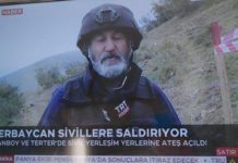 El enviado de TRT en la guerra, Mehmet Karaca, informando bajo el titular en turco 'Azerbaiyán ataca civiles'