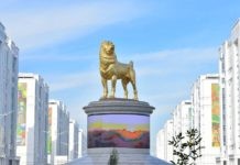 Turkménistan estatua en oro de un alabai