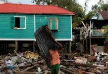 © WFP/Photolibrary: Un residente de Puerto Cabezas en Nicaragua limpia los escombros de su casa después del paso del Huracán Eta.