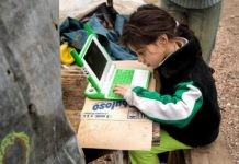 PNUD, Pablo La Ros: una niña estudiando con una computadora portátil proporcionada por la Fundación OLPC (una computadora portátil por niño). Montevideo, Uruguay