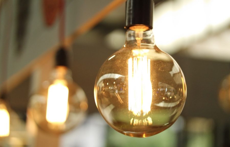 energía-eléctrica-bombillas-e1608829074694 Cinco factores a considerar al elegir un nuevo proveedor de energía eléctrica