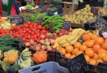 FAO/G. Agostinucci: Un mercado de frutas y verduras en Budapest, Hungría.