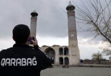 Jugador del Qarabag, desplazado a la localidad de Agdam, recuperada por Azerbaiyán, tras la guerra, haciendo una foto a una mezquita.