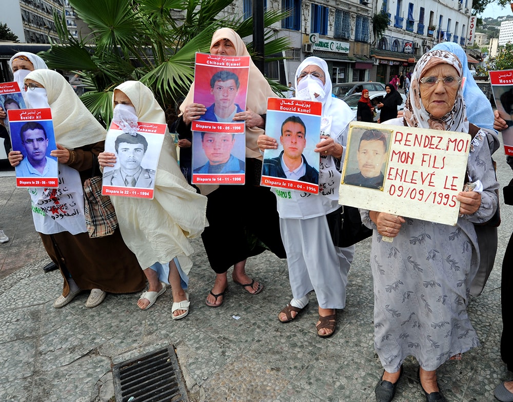 Familias-de-desaparecidos-en-la-guerra-civil-argelina-manifestándose-ante- Alí Yahia Abdennour : un centenario de Argelia empeñado en los derechos humanos