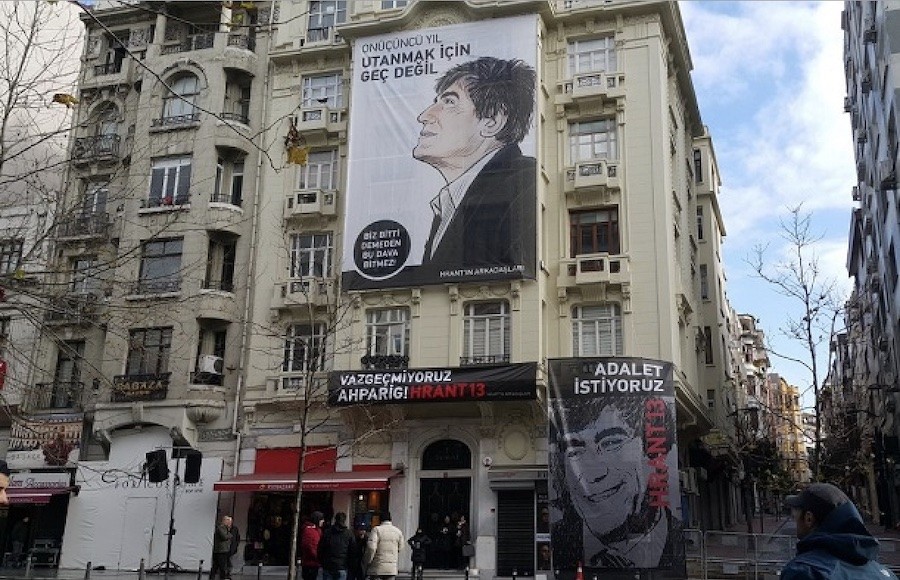 hrant-dink-pancarta-edificio Dos ex agentes turcos acusados en el aniversario del asesinato del periodista Hrant Dink