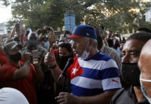 El presidente Miguel Díaz-Canel conversa con asistentes a un mitin convocado por jóvenes, artistas e intelectuales en apoyo al proceso revolucionario en el Parque Trillo del municipio de Centro Habana, a fines de noviembre. © Jorge Luis Baños /IPS