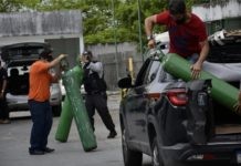 Algunas bombonas de oxígeno llegan a una clínica de Manaus para atender enfermos de covid-19. Desde el 14 de enero falta oxígeno en los hospitales y clínicas de la capital del estado de Amazonas. Muchas personas y empresas se vuelcan en domar bombonas, pero el transporte es difícil. Los aviones transportan pequeños volúmenes y embarcaciones demoran varios días. Venezuela exportará oxígeno a Manaus. Foto: Márcio James / Amazônia Real-Fotos Públicas