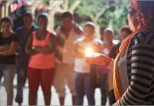 Líderes comunitarias rinden homenaje a activistas sociales asesinados en la región de Chocó, occidente de Colombia. La ONU insiste en que la seguridad de los ex combatientes es prioritaria para el éxito de los acuerdos de paz. © Melissa/ONU Colombia