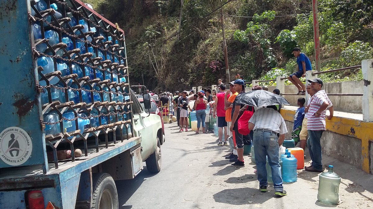 agua-caracas-humberto-márquez-ips Vecinos de Caracas horadan pozos para conseguir agua