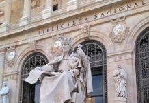 Monumento a Alfonso X en la entrada de la Biblioteca Nacional.