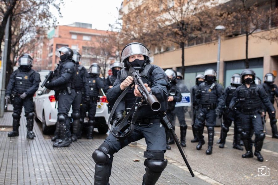ataque-agente-mossos-a-fotoperiodista-joan-gálvez-e1613037231615 Violencia policial de los Mossos contra el fotoperiodista Joan Gálvez