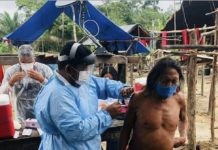 Un indígena es inmunizado en la aldea Mukuru, en el estado de Amapá, en el extremo noreste de Brasil, frontera con Guayana Francesa. Los indígenas están en el primer grupo de vacunados, como los médicos y enfermeras mayores de sesenta años, debido a su vulnerabilidad a la covid. © DefesaGovBr-Fotos Públicas