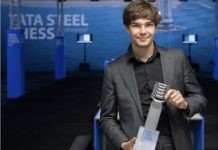 El holandés Jorden Van Foreest con el trofeo de ganador del Tata Steel Chess 2021