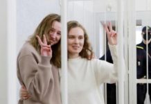 Katerina Bakhvalova (D) y Daria Shultsova en la sala de vistas del tribunal 18FEB2021