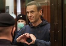 Navalny dibuja un corazón con las manos en la sala de juicios