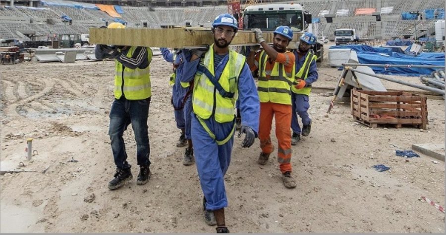 trabajadores-estadio-de-fútbol-en-catar-e1614345254617 Amnistía Internacional pide investigar las 6500 muertes en las obras del Mundial de Catar