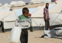 UNICEF/Souliman: Un niño de cinco años porta un bidón de agua vacío en el campamento de Al-hol, en el noreste de Siria.