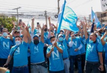 Simpatizantes del presidente salvadoreño Nayib Bukele y del partido Nuevas Ideas festejan en las afueras de un centro de votación en el noroeste de San Salvador, tras conocerse la noche del domingo 28 de febrero los sondeos que anticipaban el arrollador triunfo en las elecciones legislativas y municipales de esa jornada. © Edgardo Ayala / IPS