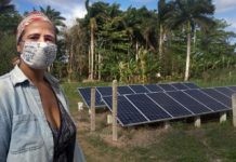 La productora Kety Díaz delante de los paneles solares que instaló en su finca La Cotorra, gracias al Proyecto de Sostenibilidad Alimentaria para Municipios (Prosam), un programa que funciona en Cuba con respaldo de la cooperación internacional. La finca, situada en el municipio de Guanabacoa, en la periferia de La Habana, forma parte de la Cooperativa de Crédito y Servicio José Martí. © Patricia Grogg | IPS