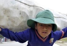 Un niño carga un saco con botellas de plástico en La Paz. La OIT considera que en 2021 se debe "pisar el acelerador" para erradicar el trabajo infantil en América Latina y el Caribe. Foto: Marcel Crozet/OIT